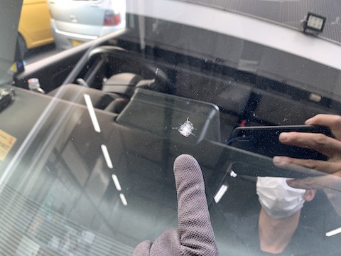 フロントガラスのひび割れ大きい傷を修理！