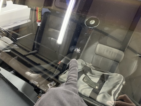 VOLVOのフロントガラスのひび割れ修理