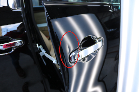 アルファードのドアノブ横のへこみを塗装なしで即時修理！