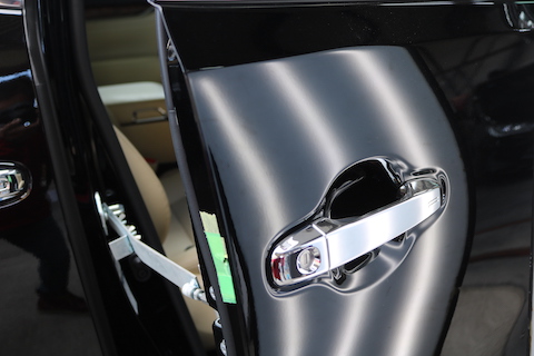 アルファードのドアノブ横のへこみを塗装なしで即時修理！