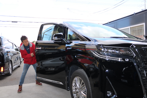 アルファードのドアノブ横のへこみを塗装なしで即時修理！