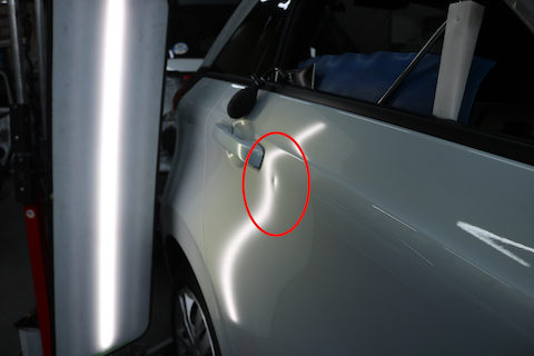 新車フィットのドアにへこみ、塗装しないで直せます！