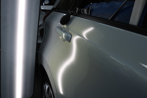 新車フィットのドアにへこみ、塗装しないで直せます！