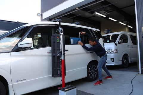 愛車のへこみを瞬時に解決！修理跡が残らないデントリペア！