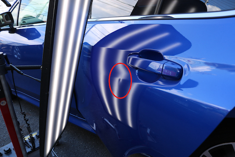 スバルのプレスラインのへこみをデントリペアで即時修理！