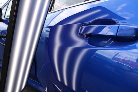 スバルのプレスラインのへこみをデントリペアで即時修理！