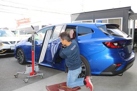 スバルのプレスラインのへこみをデントリペアで即時修理！