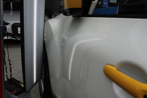 日産ジュークのドアのへこみを即時に修理でお悩み解決！