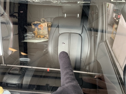 ハイエースのフロントガラスひび割れ45分〜修理