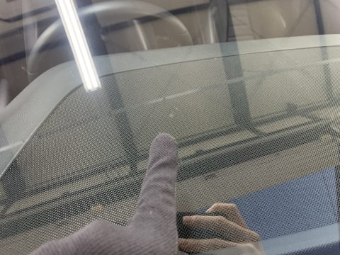 輸入車の高額なフロントガラスを修理で直す！