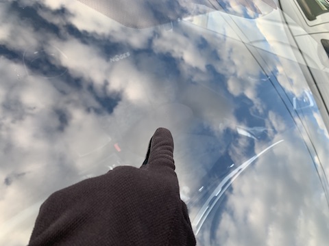 フロントガラスに2ヶ所のひび割れも交換より修理！