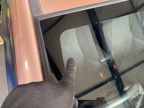 フロントガラスの端ギリギリのひび割れを修理！