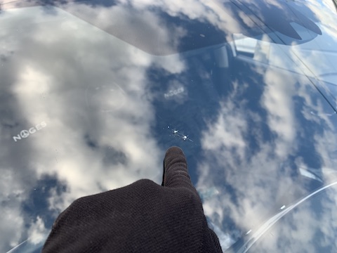 フロントガラスに2ヶ所のひび割れも交換より修理！