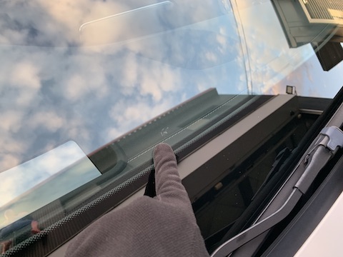 ベンツのフロントガラス修理、車検合格する仕上がり！