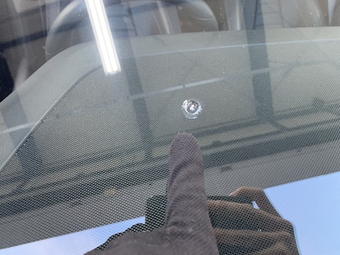 輸入車の高額なフロントガラスを修理で直す！