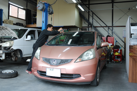 フロントガラスの端ギリギリのひび割れを修理！