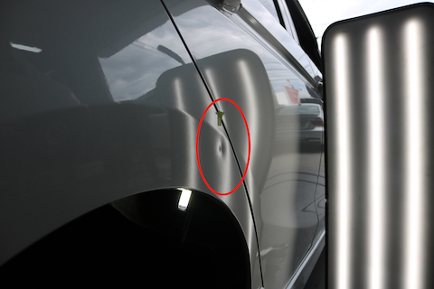 リアタイヤ近くのヘコミも塗装しないでデントリペア修理