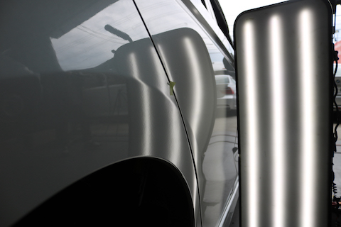 リアタイヤ近くのヘコミも塗装しないでデントリペア修理