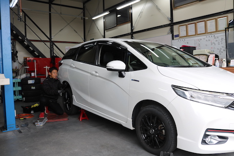 リアタイヤ近くのヘコミも塗装しないでデントリペア修理