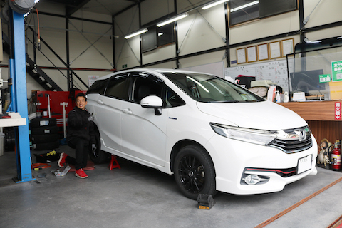 リアタイヤ近くのヘコミも塗装しないでデントリペア修理