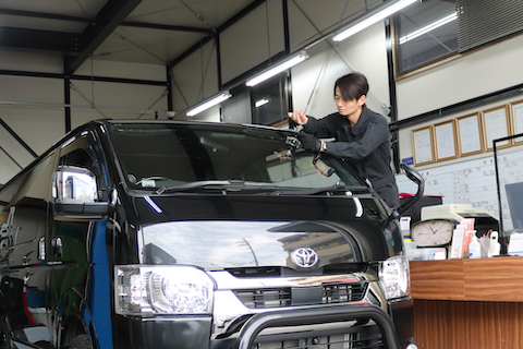 ハイエースのフロントガラスひび割れ45分〜修理