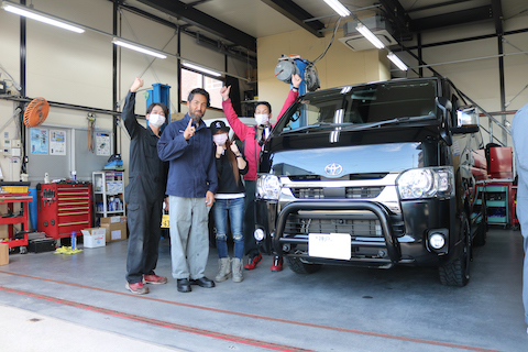 ハイエースのフロントガラスひび割れ45分〜修理