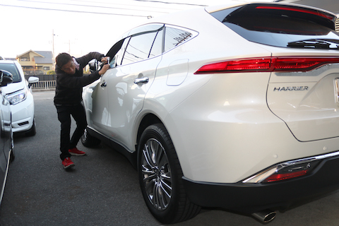 ハリアードアにエクボのへこみ。即時の作業で完治！