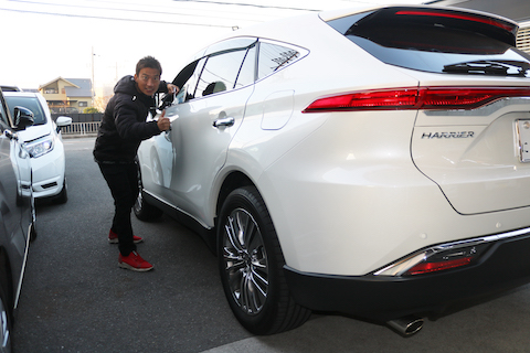 ハリアードアにエクボのへこみ。即時の作業で完治！