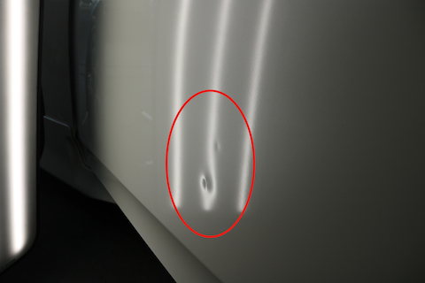 ハリアードアにエクボのへこみ。即時の作業で完治！