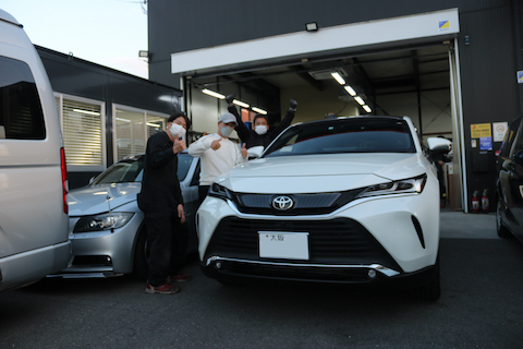 ハリアードアにエクボのへこみ。即時の作業で完治！