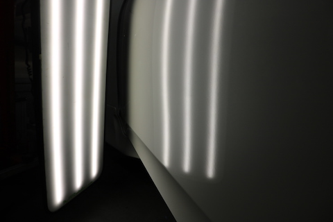 ハリアードアにエクボのへこみ。即時の作業で完治！