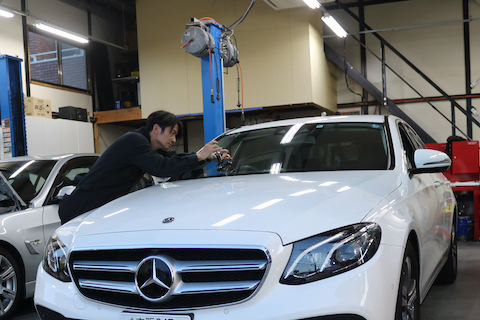 輸入車の高額なフロントガラスを修理で直す！