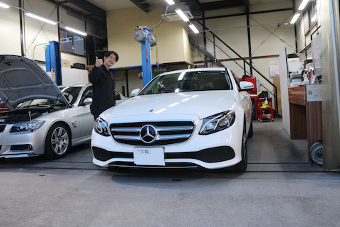 輸入車の高額なフロントガラスを修理で直す！