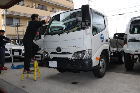 働く車のフロントガラス修理、45分〜で対応します！
