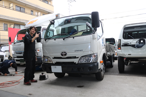 働く車のフロントガラス修理、45分〜で対応します！
