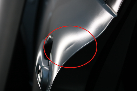 ドアパンチ被害で縦長のへこみを日帰り修理