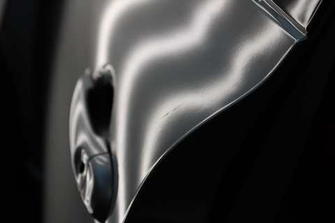 ドアパンチ被害で縦長のへこみを日帰り修理