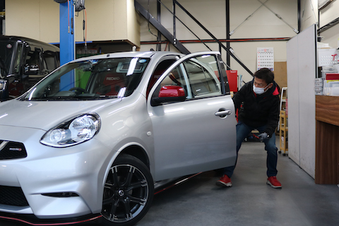 ドアパンチ被害で縦長のへこみを日帰り修理