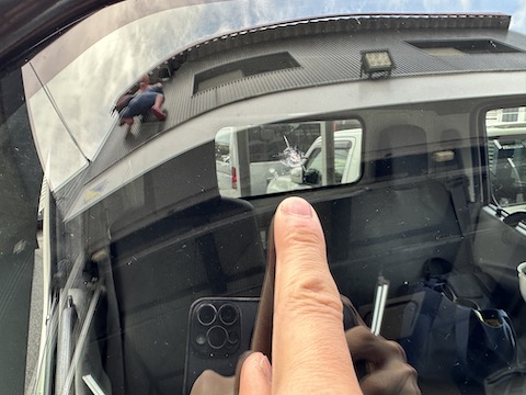 働く車のフロントガラス修理、45分〜で対応します！