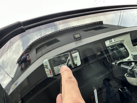 働く車のフロントガラス修理、45分〜で対応します！