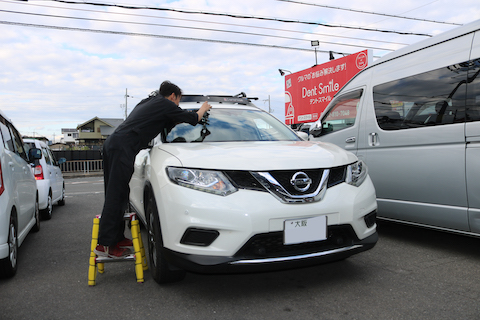 フロントガラスに2ヶ所のひび割れも交換より修理！