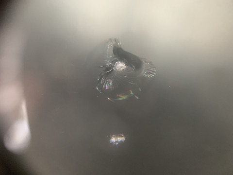 ハイエースのフロントガラスひび割れ45分〜修理