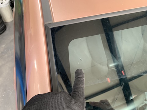 フロントガラスの端ギリギリのひび割れを修理！