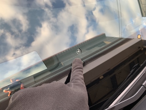 ベンツのフロントガラス修理、車検合格する仕上がり！