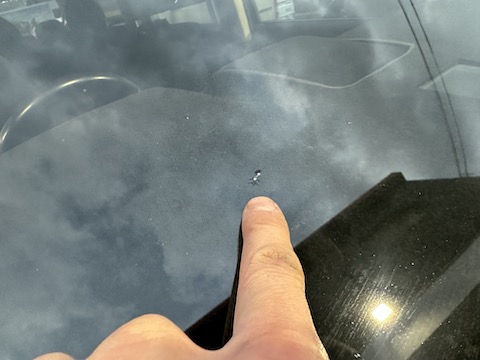 フロントガラス飛石でひび割れ、当日施工します！