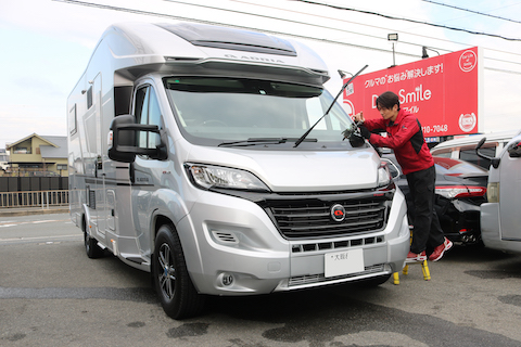 大きなキャンピングカーのフロントガラス修理も対応！