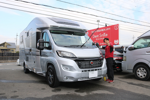 大きなキャンピングカーのフロントガラス修理も対応！