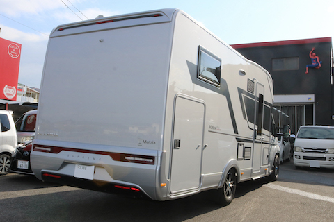 大きなキャンピングカーのフロントガラス修理も対応！