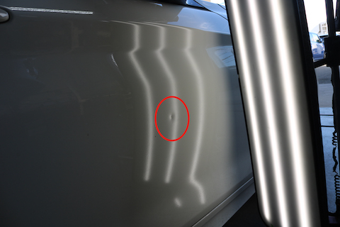 BMW ドアのエクボを塗装なしで瞬間修理