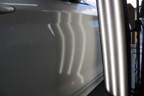 BMW ドアのエクボを塗装なしで瞬間修理
